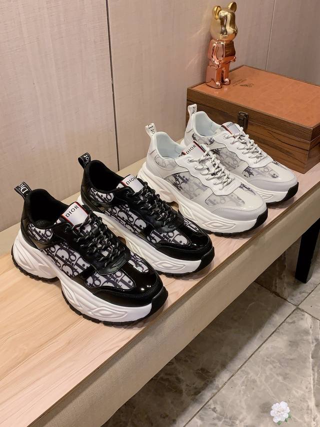 新款: 厂价 迪奥Dior* 最新爆款休闲鞋，顶端品牌 奢侈～代购，顶级～质量。 鞋面選用进口透气牛皮搭配布面料材质透气羊皮垫脚 精细做工。原版个性时尚柔软橡膠