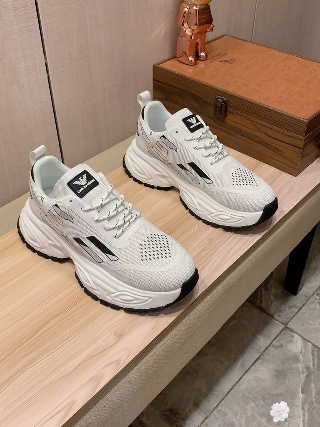 新款: 厂价 阿玛尼Armani* 最新爆款休闲鞋，顶端品牌 奢侈～代购，顶级～质量。 鞋面選用进口透气织网面料材质透气运动垫脚 精细做工。原版个性时尚柔软橡膠