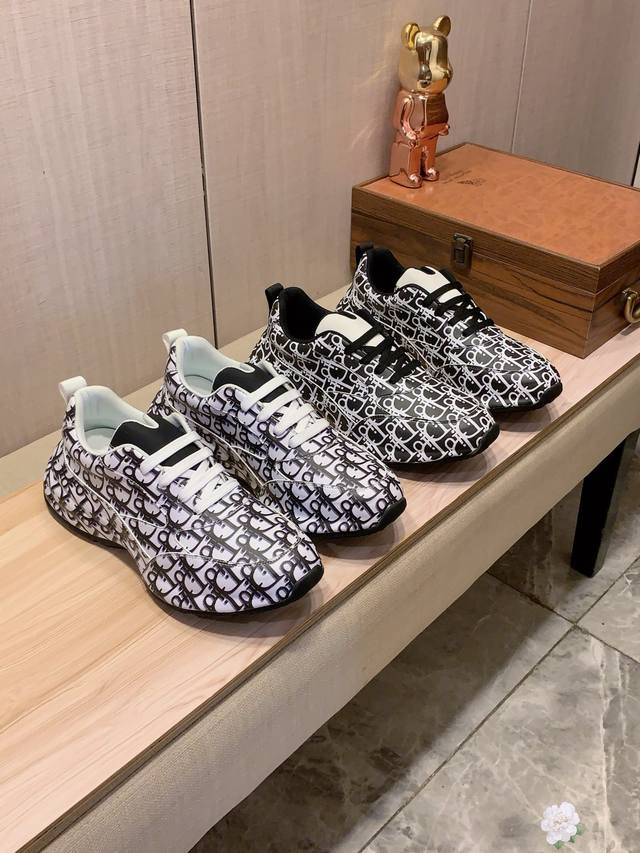 新款: 厂价 迪奥Dior* 最新爆款休闲鞋，顶端品牌 奢侈～代购，顶级～质量。 鞋面選用进口透气牛皮材质透气羊皮垫脚 精细做工。原版个性时尚柔软橡膠耐磨防滑大