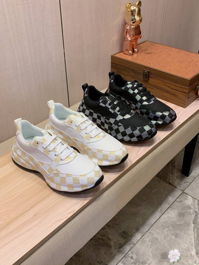 新款: 厂价 Lv* 最新爆款休闲鞋，顶端品牌 奢侈～代购，顶级～质量。 鞋面選用进口透气牛皮材质透气羊皮垫脚 精细做工。原版个性时尚柔软橡膠耐磨防滑大底，上脚