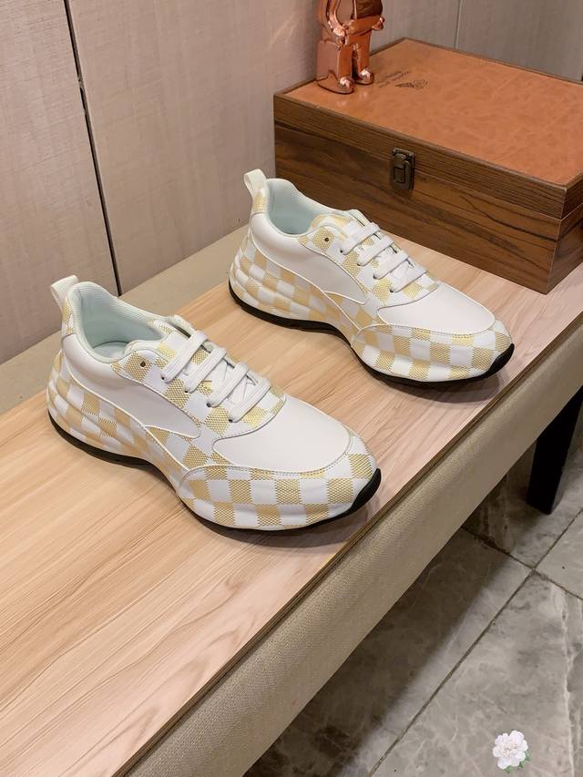 新款: 厂价 Lv* 最新爆款休闲鞋，顶端品牌 奢侈～代购，顶级～质量。 鞋面選用进口透气牛皮材质透气羊皮垫脚 精细做工。原版个性时尚柔软橡膠耐磨防滑大底，上脚