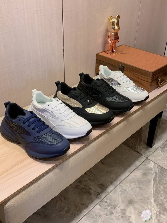 新款: 厂价 Bv* 最新爆款休闲鞋，顶端品牌 奢侈～代购，顶级～质量。 鞋面選用进口透气牛皮材质透气羊皮垫脚 精细做工。原版个性时尚柔软橡膠耐磨防滑大底，上脚