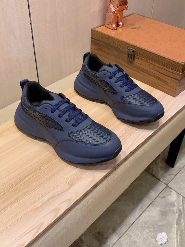 新款: 厂价 Bv* 最新爆款休闲鞋，顶端品牌 奢侈～代购，顶级～质量。 鞋面選用进口透气牛皮材质透气羊皮垫脚 精细做工。原版个性时尚柔软橡膠耐磨防滑大底，上脚