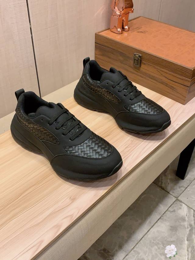 新款: 厂价 Bv* 最新爆款休闲鞋，顶端品牌 奢侈～代购，顶级～质量。 鞋面選用进口透气牛皮材质透气羊皮垫脚 精细做工。原版个性时尚柔软橡膠耐磨防滑大底，上脚