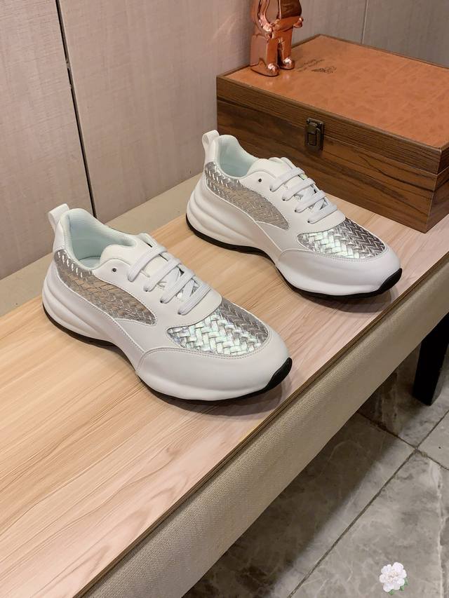 新款: 厂价 Bv* 最新爆款休闲鞋，顶端品牌 奢侈～代购，顶级～质量。 鞋面選用进口透气牛皮材质透气羊皮垫脚 精细做工。原版个性时尚柔软橡膠耐磨防滑大底，上脚