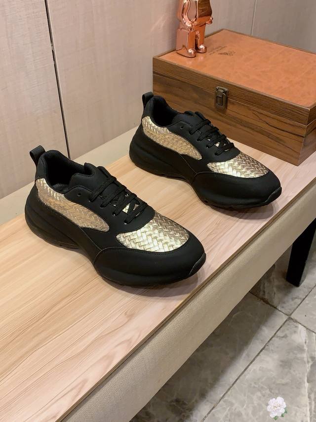 新款: 厂价 Bv* 最新爆款休闲鞋，顶端品牌 奢侈～代购，顶级～质量。 鞋面選用进口透气牛皮材质透气羊皮垫脚 精细做工。原版个性时尚柔软橡膠耐磨防滑大底，上脚