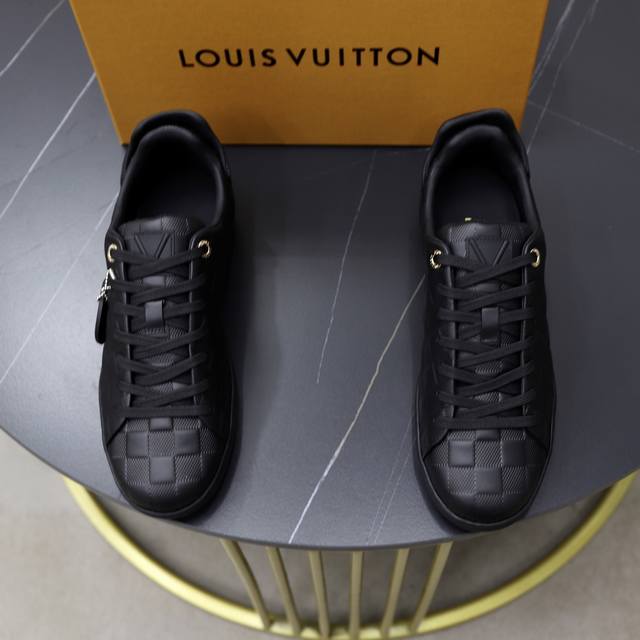 出厂价Pp： 顶级原单 品牌： Louis Vuitton Lv.路易威登 材质： 原工厂P牛皮材料 1：1原板大底 舒适牛皮内里 款式类型：休闲运动 板鞋 等