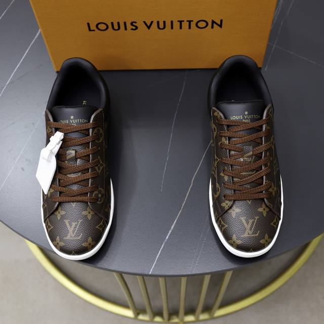 出厂价Pp： 顶级原单 品牌： Louis Vuitton Lv.路易威登 材质： 原工厂P牛皮材料 1：1原板大底 舒适内里 款式类型：休闲运动 板鞋 等级：