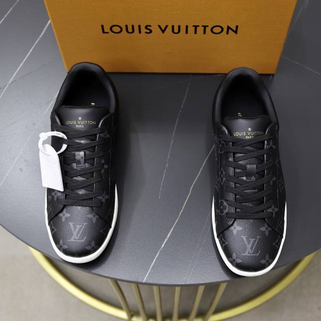 出厂价Pp： 顶级原单 品牌： Louis Vuitton Lv.路易威登 材质： 原工厂P牛皮材料 1：1原板大底 舒适内里 款式类型：休闲运动 板鞋 等级：