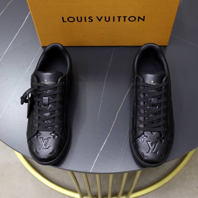 出厂价Pp： 顶级原单 品牌： Louis Vuitton Lv.路易威登 材质： 原工厂P牛皮材料 1：1原板大底 舒适内里 款式类型：休闲运动 板鞋 等级：