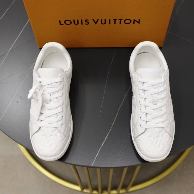 出厂价Pp： 顶级原单 品牌： Louis Vuitton Lv.路易威登 材质： 原工厂P牛皮材料 1：1原板大底 舒适内里 款式类型：休闲运动 板鞋 等级：