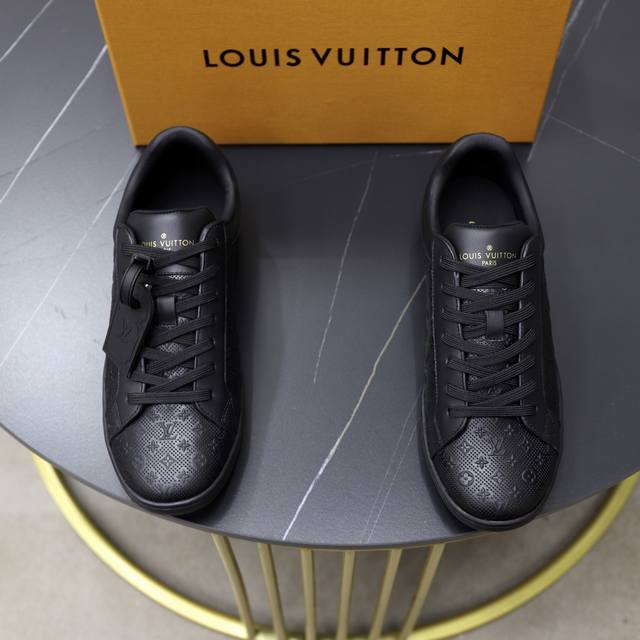 出厂价Pp： 顶级原单 品牌： Louis Vuitton Lv.路易威登 材质： 原工厂P牛皮材料 1：1原板大底 舒适内里 款式类型：休闲运动 板鞋 等级：