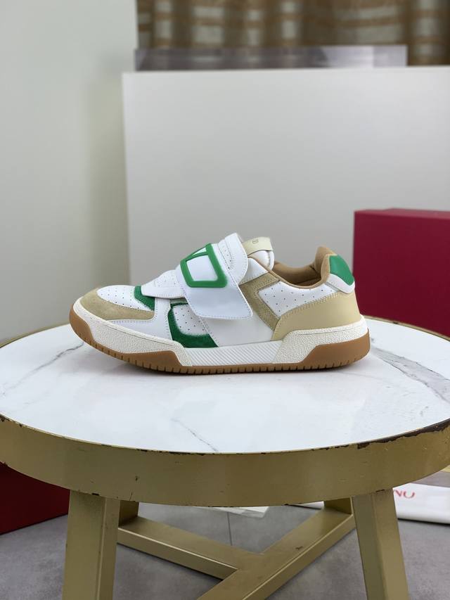 工厂P价P 实价 华伦天奴 情侣款运动面包鞋系列 Valentino 2025新款情侣运动鞋 火爆发售. 原版Zp入购拆解. 反复打版调改. 1：1还原！顶级奢