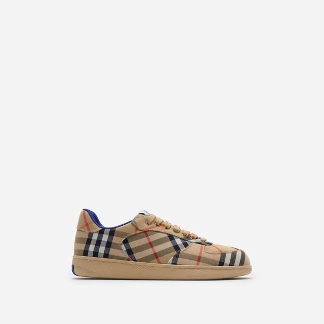 巴宝莉 终于来了 酷 飒 格纹Terrace运动鞋 ，巴宝莉 Burberry 经典原素 超舒服的鞋子 骑士蓝色防滑鞋底 终于看到了最新的小牛皮运动鞋颜色真的好