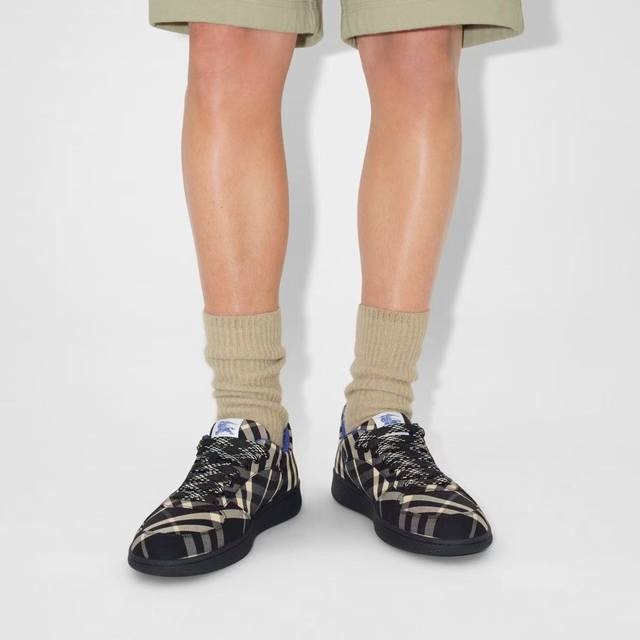 巴宝莉 终于来了 酷 飒 格纹Terrace运动鞋 ，巴宝莉 Burberry 经典原素 超舒服的鞋子 骑士蓝色防滑鞋底 终于看到了最新的小牛皮运动鞋颜色真的好