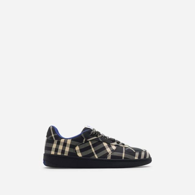 巴宝莉 终于来了 酷 飒 格纹Terrace运动鞋 ，巴宝莉 Burberry 经典原素 超舒服的鞋子 骑士蓝色防滑鞋底 终于看到了最新的小牛皮运动鞋颜色真的好