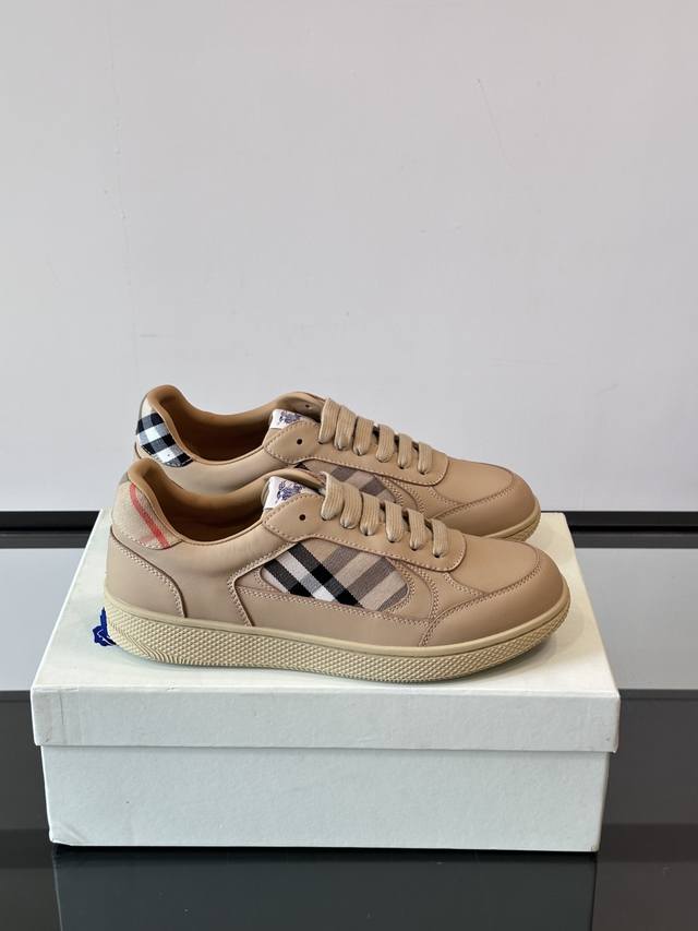 巴宝莉 终于来了 酷 飒 格纹Terrace运动鞋 ，巴宝莉 Burberry 经典原素 超舒服的鞋子 骑士蓝色防滑鞋底 终于看到了最新的小牛皮运动鞋颜色真的好