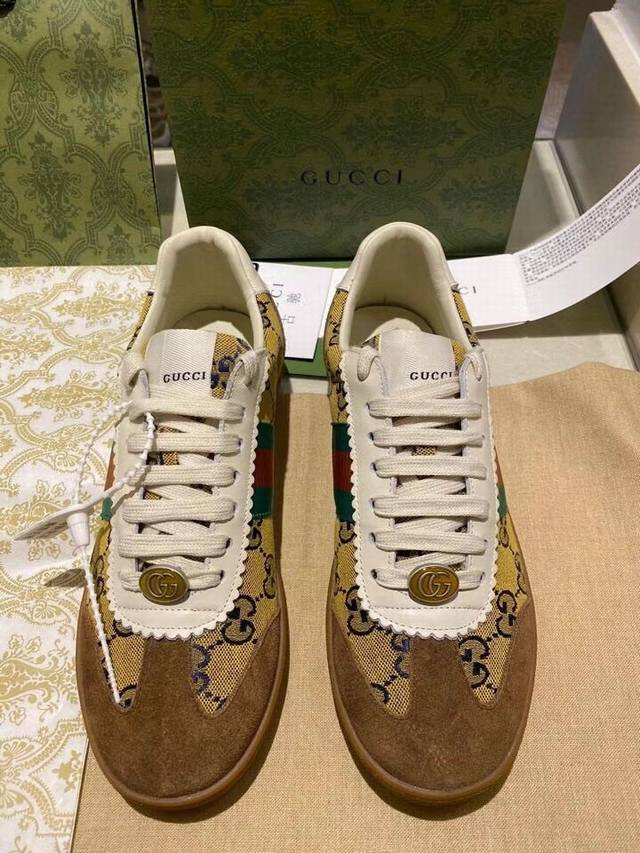 原单版本工厂P价P： 高版本情侣 G顶级版本重磅来袭原版一比一复刻！！！大底饰扣独家开模！ 专柜最新早秋款德训鞋！打造属于完美的风格，穿上立刻显现出无龄感，超百