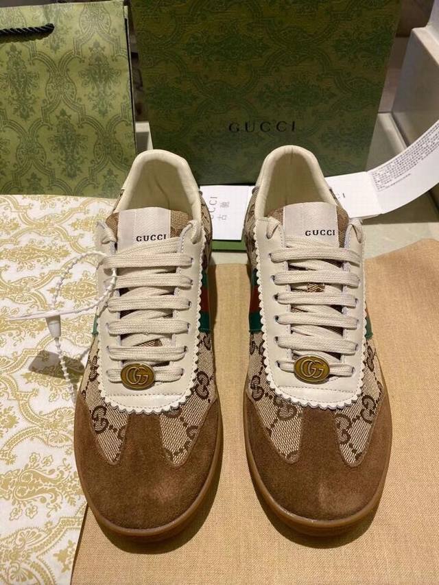 原单版本工厂P价P： 高版本情侣 G顶级版本重磅来袭原版一比一复刻！！！大底饰扣独家开模！ 专柜最新早秋款德训鞋！打造属于完美的风格，穿上立刻显现出无龄感，超百
