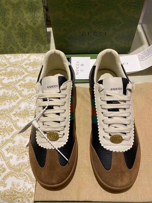 原单版本工厂P价P： 高版本情侣 G顶级版本重磅来袭原版一比一复刻！！！大底饰扣独家开模！ 专柜最新早秋款德训鞋！打造属于完美的风格，穿上立刻显现出无龄感，超百