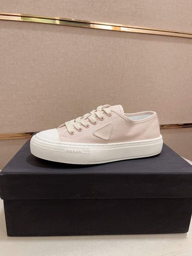 工厂P价 高版本 高品质新款Prada 普拉达 专柜同步上市， 新款男鞋、面料精选头层牛皮，纯手工艺制作而成。内里:全牛皮内里。高端气垫开模防滑橡胶大底，精美线