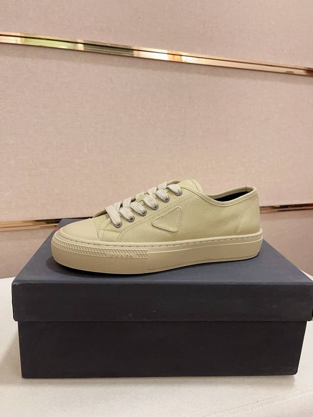 工厂P价 高版本 高品质新款Prada 普拉达 专柜同步上市， 新款男鞋、面料精选头层牛皮，纯手工艺制作而成。内里:全牛皮内里。高端气垫开模防滑橡胶大底，精美线