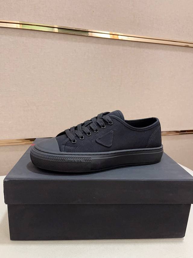 工厂P价 高版本 高品质新款Prada 普拉达 专柜同步上市， 新款男鞋、面料精选头层牛皮，纯手工艺制作而成。内里:全牛皮内里。高端气垫开模防滑橡胶大底，精美线