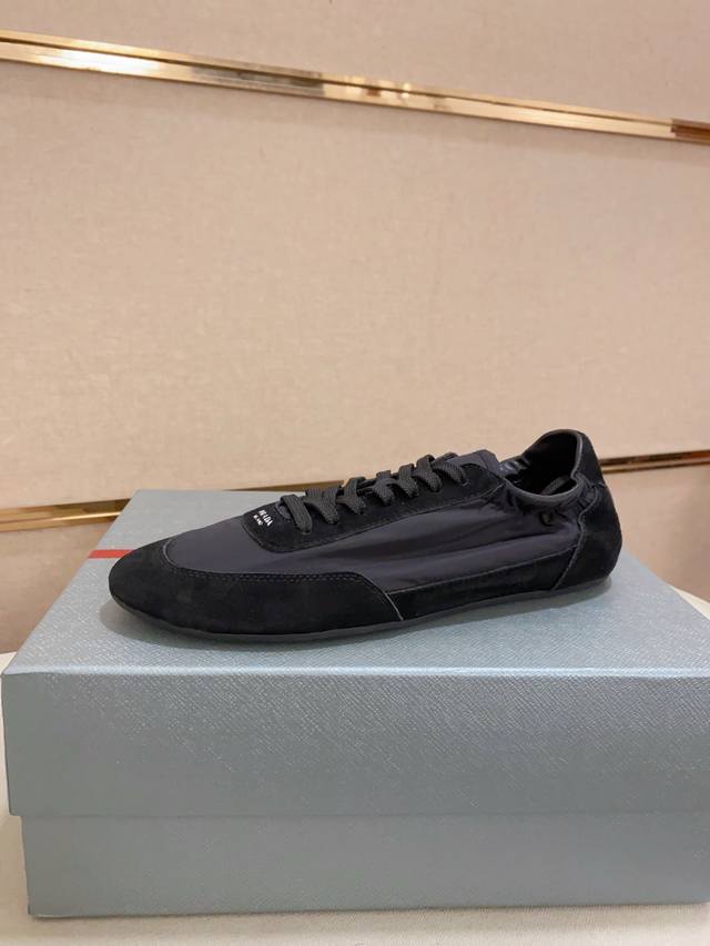 工厂P价 高版本 高品质新款Prada 普拉达 专柜同步上市， 新款男鞋、面料精选头层牛反绒搭配防水布料，纯手工艺制作而成。内里:全羊皮内里。高端气垫开模防滑橡
