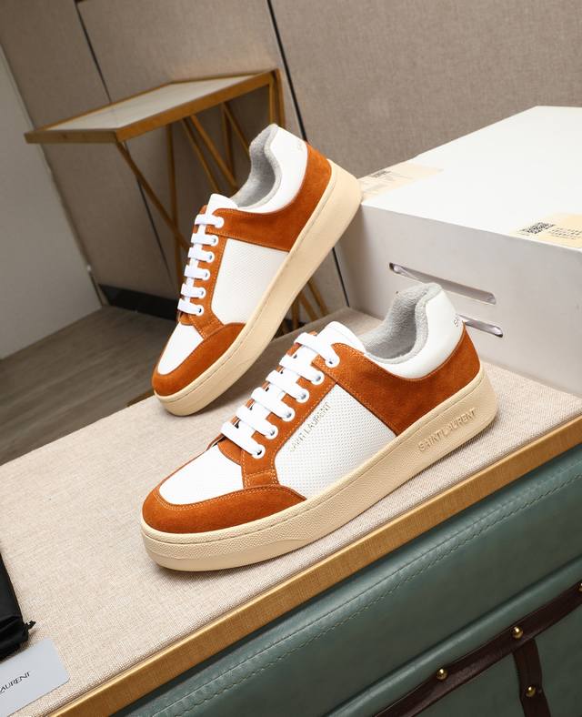 出厂价P Saint Laurent 圣罗兰 -高端品质 原单休闲运动板鞋 -鞋面：纳帕小牛皮打孔工艺、银色牛皮、鞋身.后跟：丝印品牌Logo -内里：毛巾布里