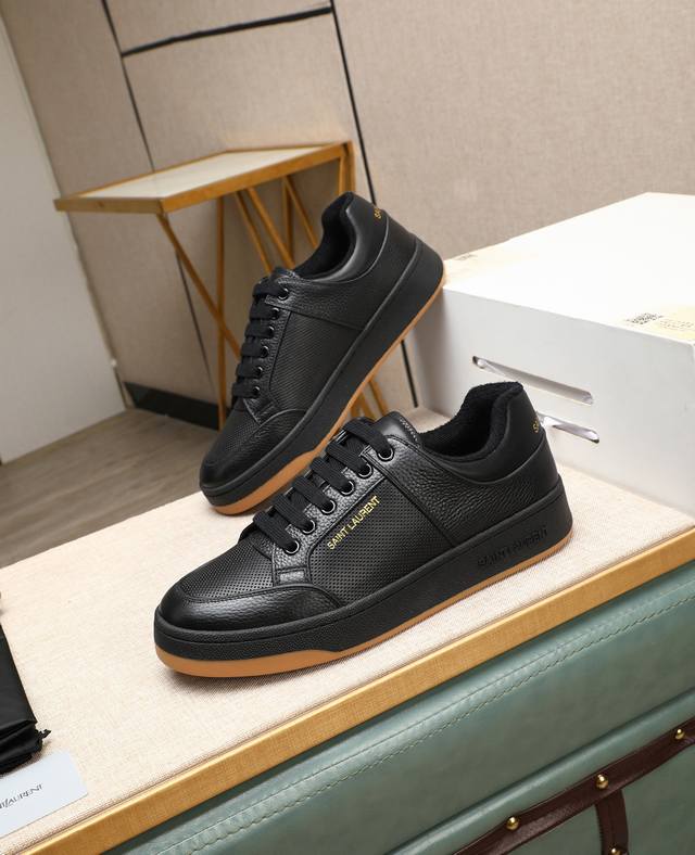 出厂价P Saint Laurent 圣罗兰 -高端品质 原单休闲运动板鞋 -鞋面：纳帕小牛皮打孔工艺、银色牛皮、鞋身.后跟：丝印品牌Logo -内里：毛巾布里