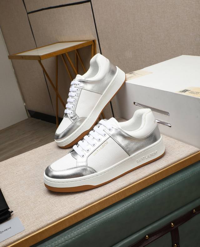 出厂价P Saint Laurent 圣罗兰 -高端品质 原单休闲运动板鞋 -鞋面：纳帕小牛皮打孔工艺、银色牛皮、鞋身.后跟：丝印品牌Logo -内里：毛巾布里