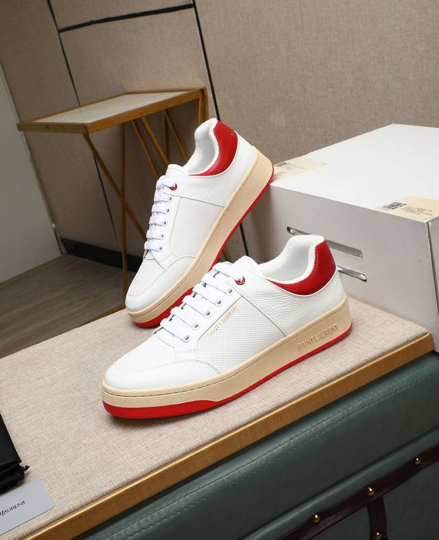 出厂价P Saint Laurent 圣罗兰 -高端品质 原单休闲运动板鞋 -鞋面：纳帕小牛皮打孔工艺、银色牛皮、鞋身.后跟：丝印品牌Logo -内里：毛巾布里