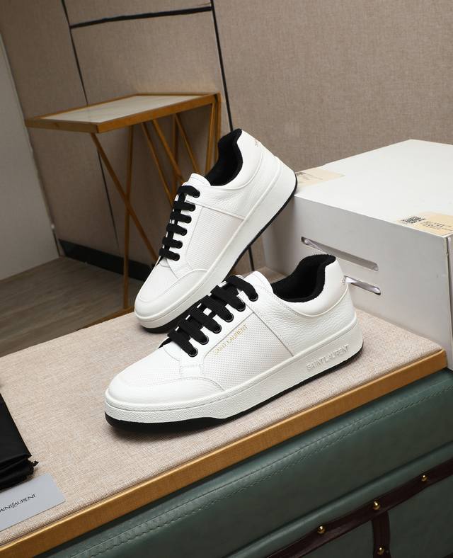出厂价P Saint Laurent 圣罗兰 -高端品质 原单休闲运动板鞋 -鞋面：纳帕小牛皮打孔工艺、银色牛皮、鞋身.后跟：丝印品牌Logo -内里：毛巾布里