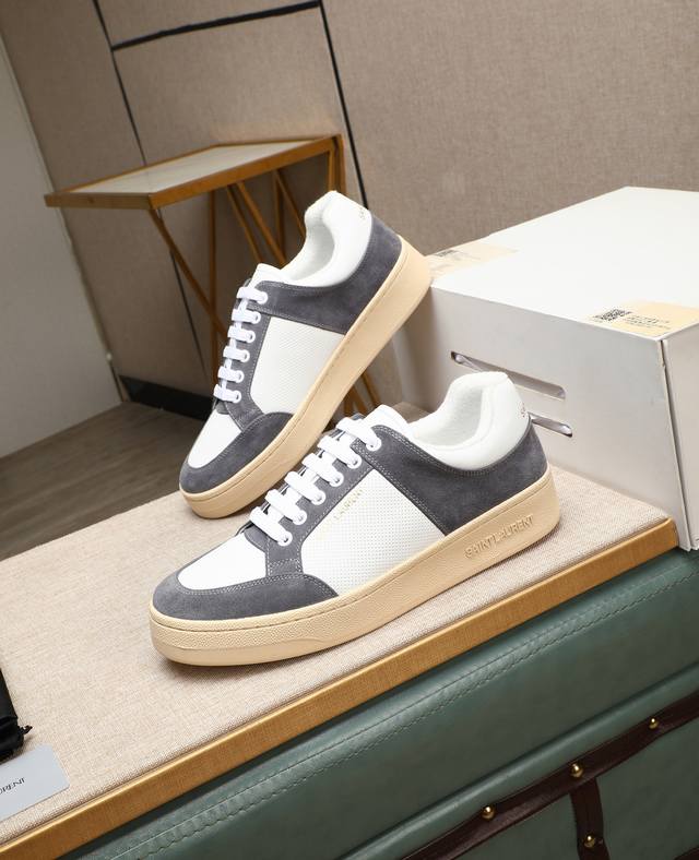 出厂价P Saint Laurent 圣罗兰 -高端品质 原单休闲运动板鞋 -鞋面：纳帕小牛皮打孔工艺、银色牛皮、鞋身.后跟：丝印品牌Logo -内里：毛巾布里