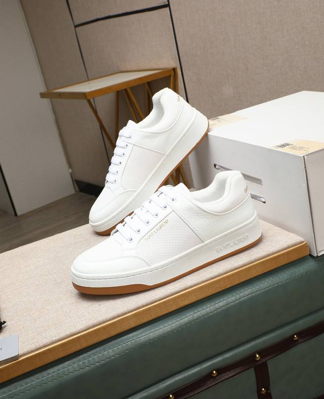 出厂价P Saint Laurent 圣罗兰 -高端品质 原单休闲运动板鞋 -鞋面：纳帕小牛皮打孔工艺、银色牛皮、鞋身.后跟：丝印品牌Logo -内里：毛巾布里