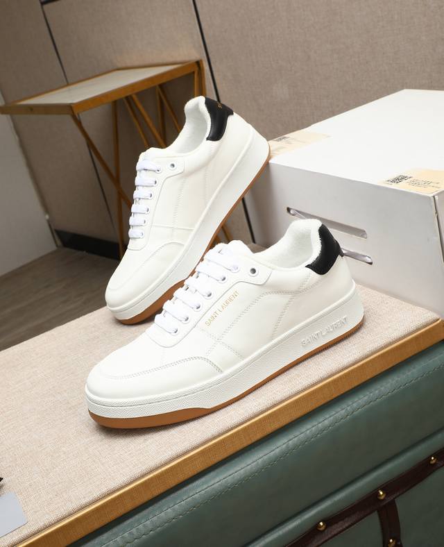 出厂价P Saint Laurent 圣罗兰 -高端品质 原单休闲运动板鞋 -鞋面：纳帕小牛皮打孔工艺、银色牛皮、鞋身.后跟：丝印品牌Logo -内里：毛巾布里