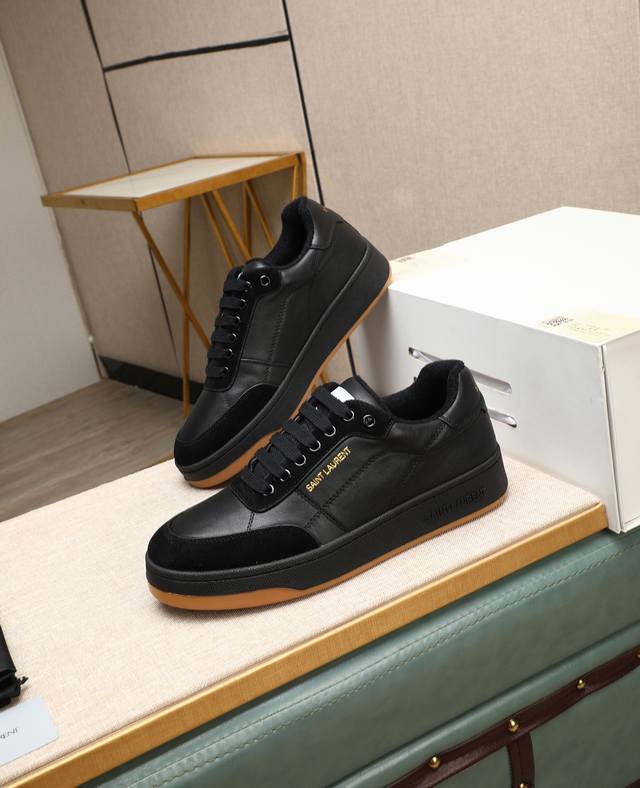 出厂价P Saint Laurent 圣罗兰 -高端品质 原单休闲运动板鞋 -鞋面：纳帕小牛皮打孔工艺、银色牛皮、鞋身.后跟：丝印品牌Logo -内里：毛巾布里