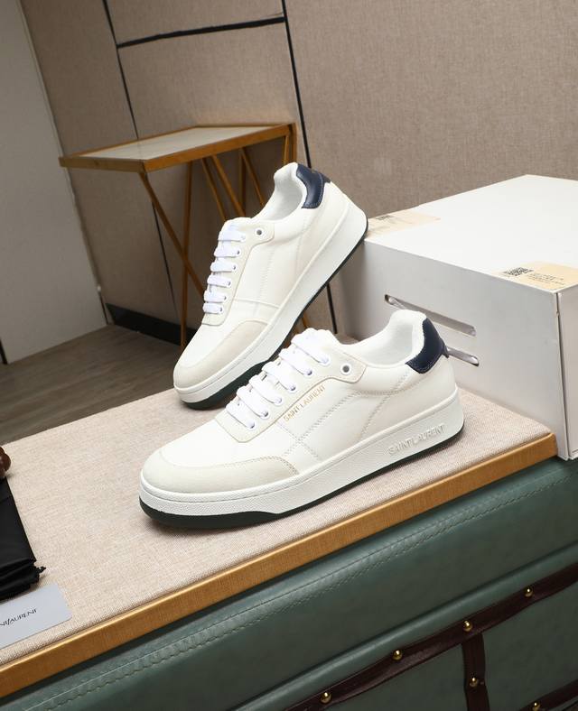 出厂价P Saint Laurent 圣罗兰 -高端品质 原单休闲运动板鞋 -鞋面：纳帕小牛皮打孔工艺、银色牛皮、鞋身.后跟：丝印品牌Logo -内里：毛巾布里