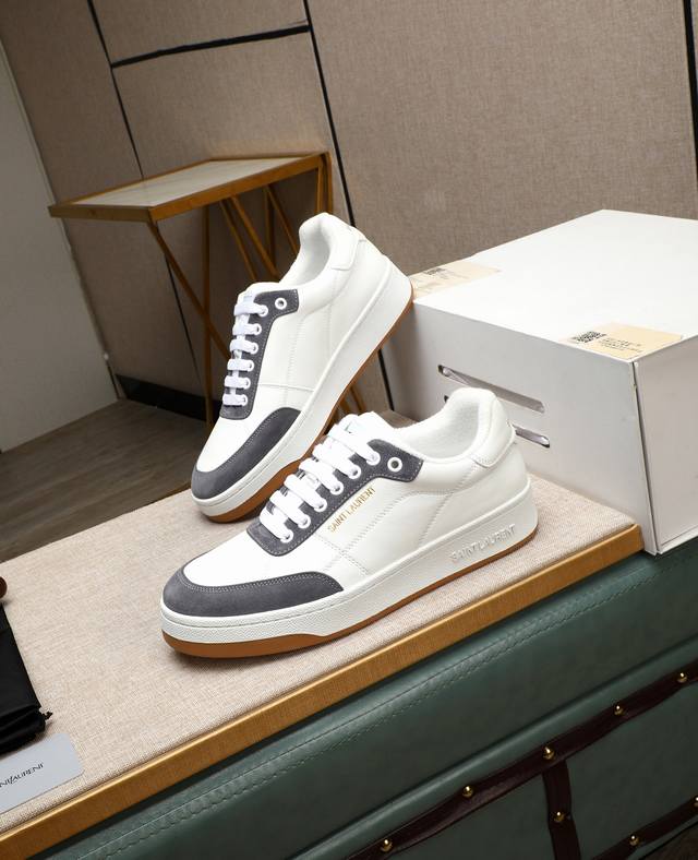 出厂价P Saint Laurent 圣罗兰 -高端品质 原单休闲运动板鞋 -鞋面：纳帕小牛皮打孔工艺、银色牛皮、鞋身.后跟：丝印品牌Logo -内里：毛巾布里