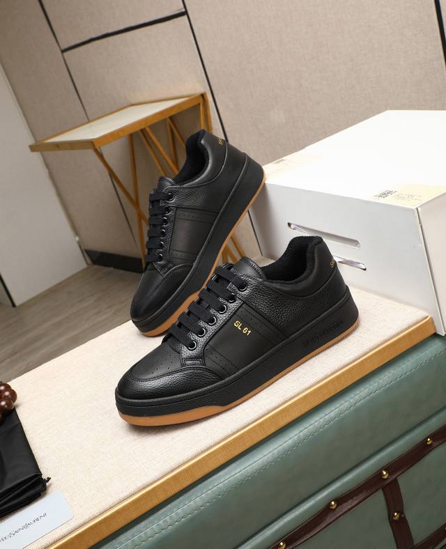 出厂价P Saint Laurent 圣罗兰 -高端品质 原单休闲运动板鞋 -鞋面：纳帕小牛皮打孔工艺、银色牛皮、鞋身.后跟：丝印品牌Logo -内里：毛巾布里