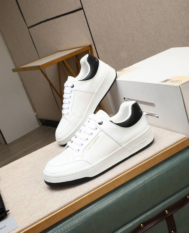 出厂价P Saint Laurent 圣罗兰 -高端品质 原单休闲运动板鞋 -鞋面：纳帕小牛皮打孔工艺、银色牛皮、鞋身.后跟：丝印品牌Logo -内里：毛巾布里
