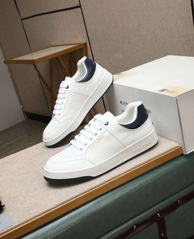 出厂价P Saint Laurent 圣罗兰 -高端品质 原单休闲运动板鞋 -鞋面：纳帕小牛皮打孔工艺、银色牛皮、鞋身.后跟：丝印品牌Logo -内里：毛巾布里