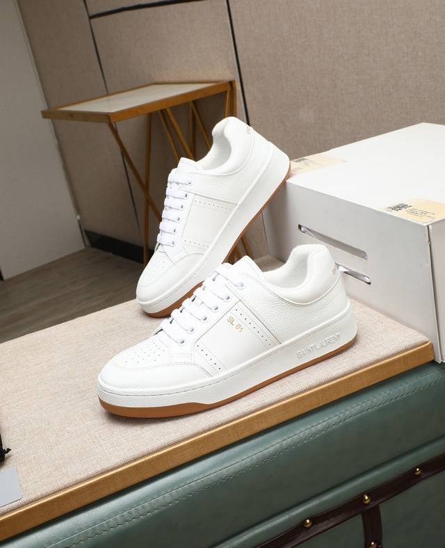 出厂价P Saint Laurent 圣罗兰 -高端品质 原单休闲运动板鞋 -鞋面：纳帕小牛皮打孔工艺、银色牛皮、鞋身.后跟：丝印品牌Logo -内里：毛巾布里