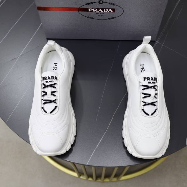 Prada 普拉达 -高端品质 原单休闲运动鞋 -鞋面：品牌高丝光帆布、鞋身刺绣车缝线、鞋舌注塑品牌Logo -内里：水染牛皮 -大底：超轻Tpu 发泡; 成型