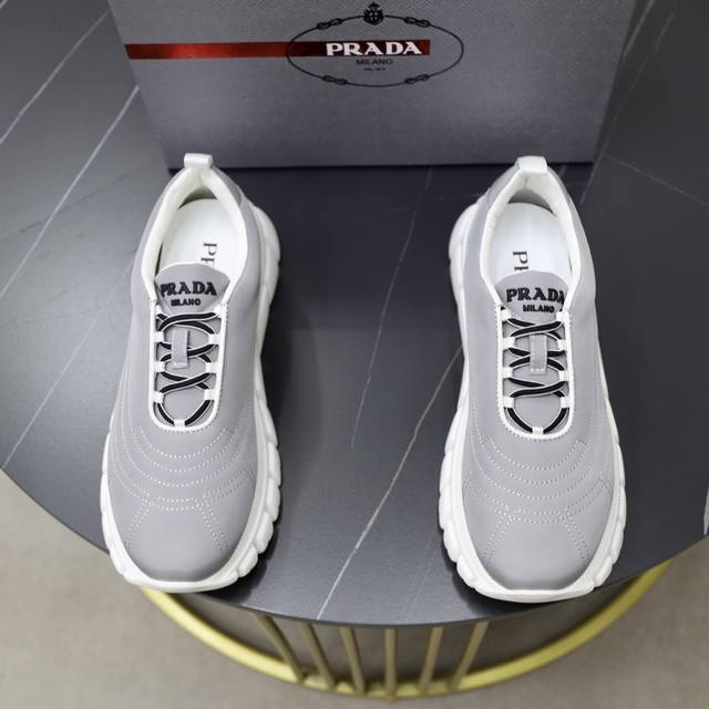 Prada 普拉达 -高端品质 原单休闲运动鞋 -鞋面：品牌高丝光帆布、鞋身刺绣车缝线、鞋舌注塑品牌Logo -内里：水染牛皮 -大底：超轻Tpu 发泡; 成型
