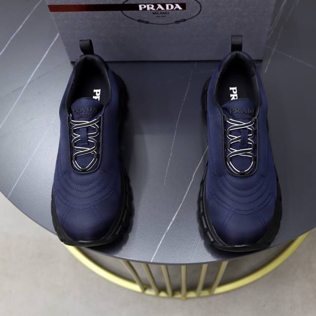 Prada 普拉达 -高端品质 原单休闲运动鞋 -鞋面：品牌高丝光帆布、鞋身刺绣车缝线、鞋舌注塑品牌Logo -内里：水染牛皮 -大底：超轻Tpu 发泡; 成型