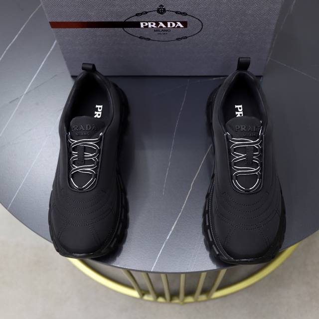 Prada 普拉达 -高端品质 原单休闲运动鞋 -鞋面：品牌高丝光帆布、鞋身刺绣车缝线、鞋舌注塑品牌Logo -内里：水染牛皮 -大底：超轻Tpu 发泡; 成型