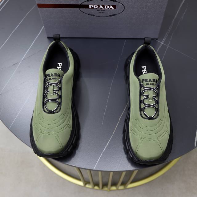 Prada 普拉达 -高端品质 原单休闲运动鞋 -鞋面：品牌高丝光帆布、鞋身刺绣车缝线、鞋舌注塑品牌Logo -内里：水染牛皮 -大底：超轻Tpu 发泡; 成型