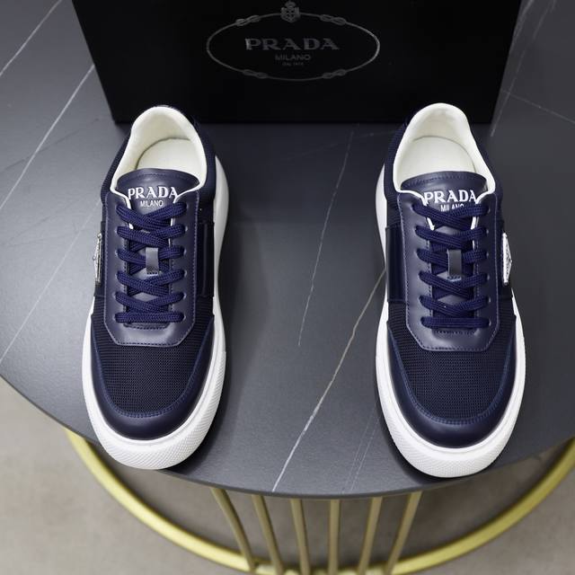 Prada 普拉达 -高端品质 原单 -鞋面：进口软面小牛皮拼接透气网面、丝印品牌Logo -内里：水染牛皮内里 -大底：超轻Tpu发泡 Q弹成型大底 -超高品