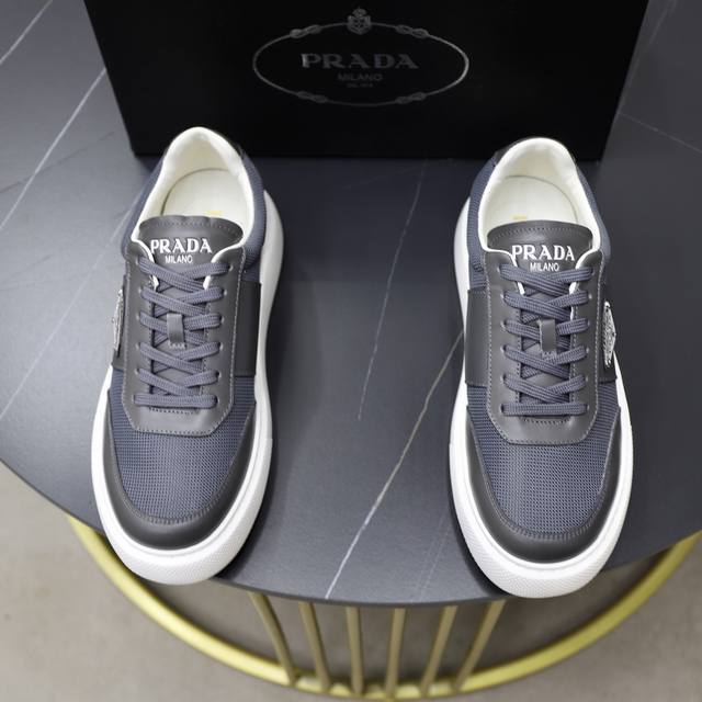 Prada 普拉达 -高端品质 原单 -鞋面：进口软面小牛皮拼接透气网面、丝印品牌Logo -内里：水染牛皮内里 -大底：超轻Tpu发泡 Q弹成型大底 -超高品